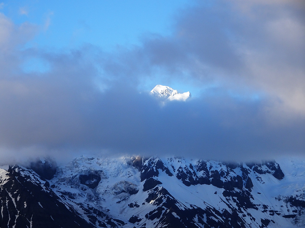 Vi nærmer oss Vatnajøkull. Er det toppen vår som stikker opp i solen montro ?