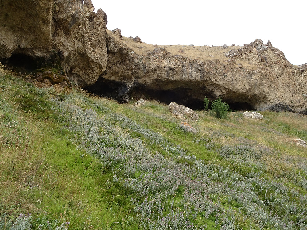 Grotter ovenfor landsbyen