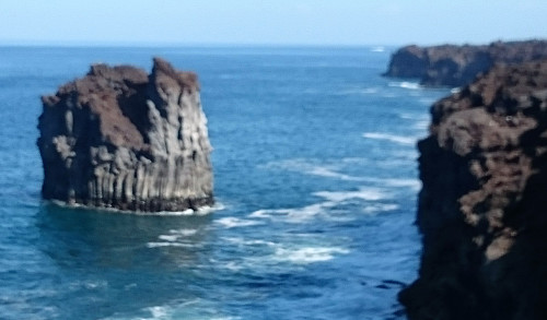 Den nordligste klippen, Nordkapp-lignende. Til venstre klippeøya som egentlig er Spanias vestligste punkt. Noe utilgjengelig. Dønningene her ute er ikke å spøke med.