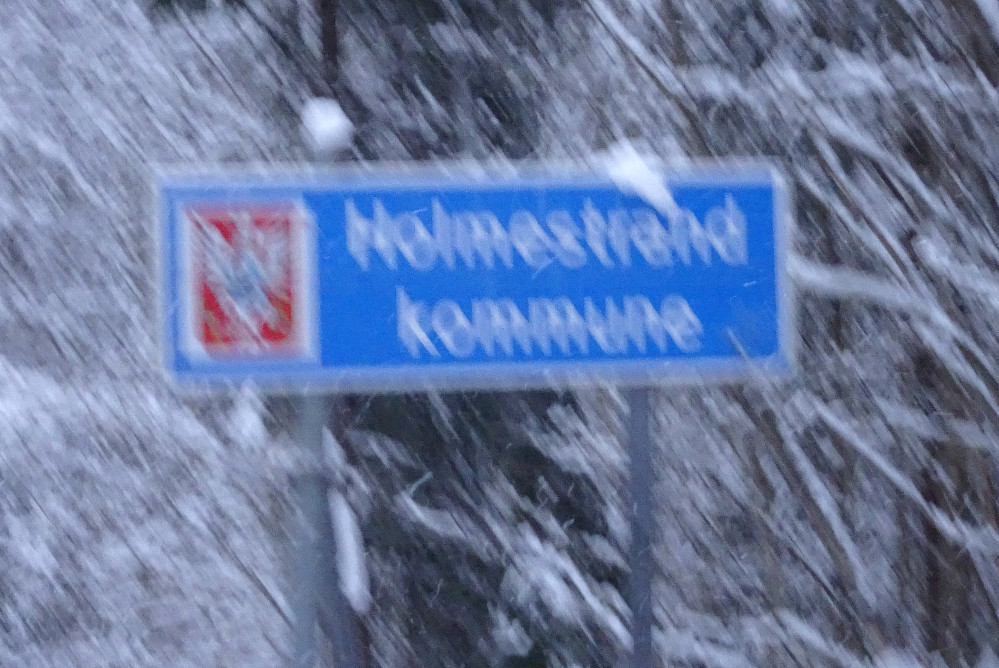 Skilt med Holmestrand kommune, på grensen mellom Hof og Holmestrand. Tipper det forsvinner snart. Barske kjøreforhold.