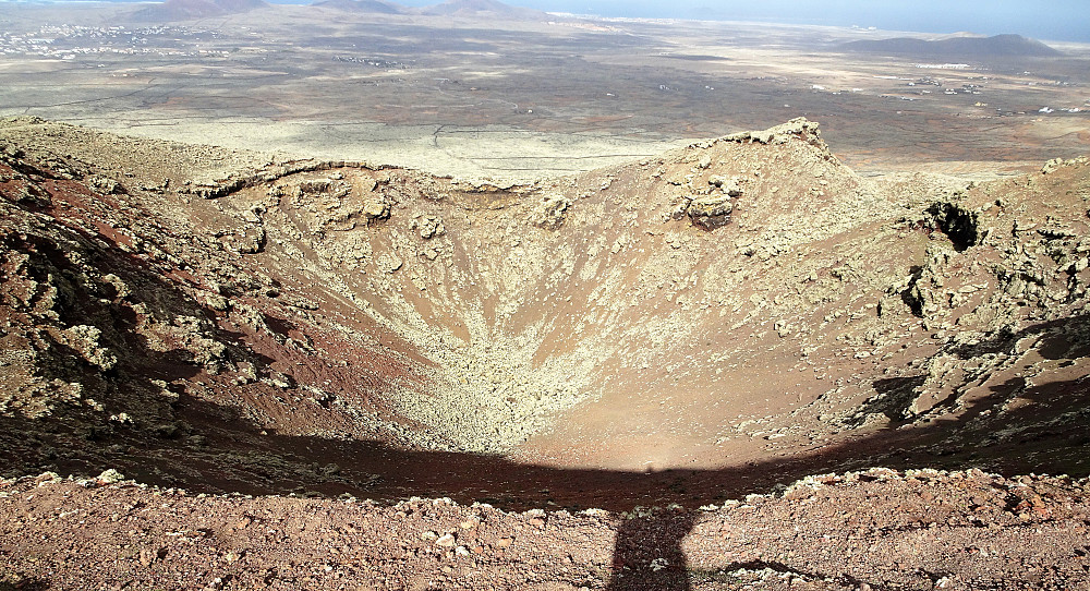 Nedsikt i krateret fra toppen