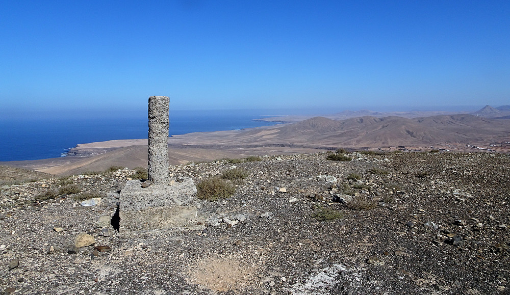 Trig.punkt her også. Fin utsikt mot vestkysten av Fuerteventura