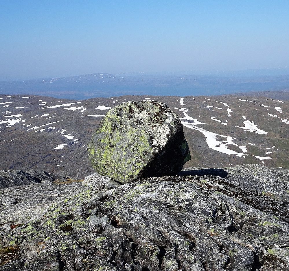 Lurer på om denne steinen er høyest på Ruten. Den har nok kommet der naturlig og høyden av steinen bør telle med på høyden