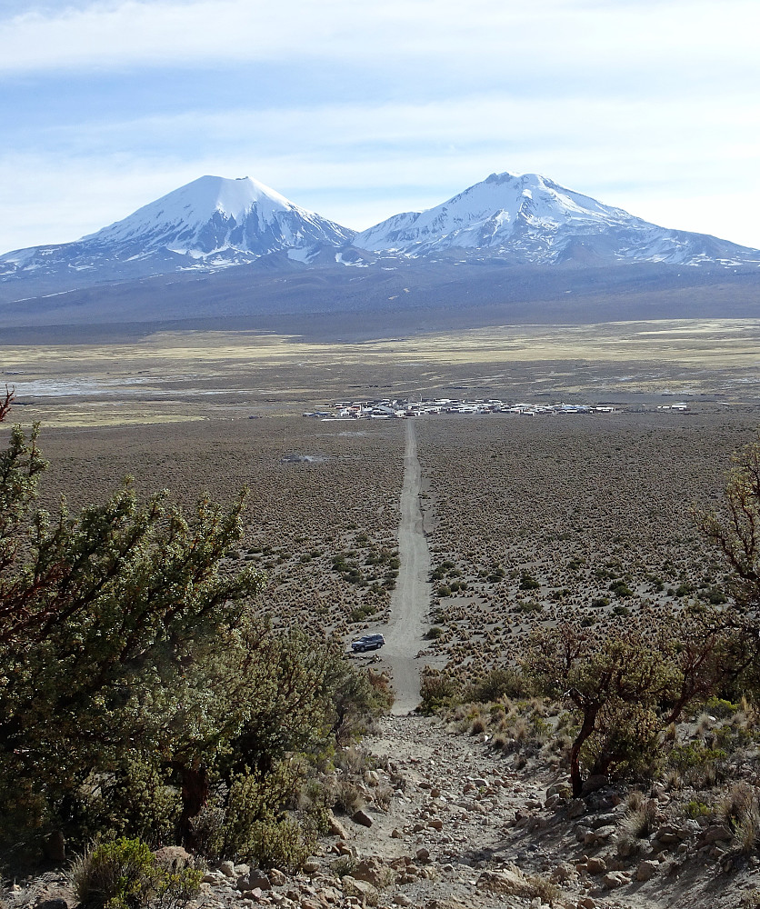 Fra ettermiddagsturen, utsikt mot Sajama landsby og tvillingvulkanene Parinacota og Pomerate