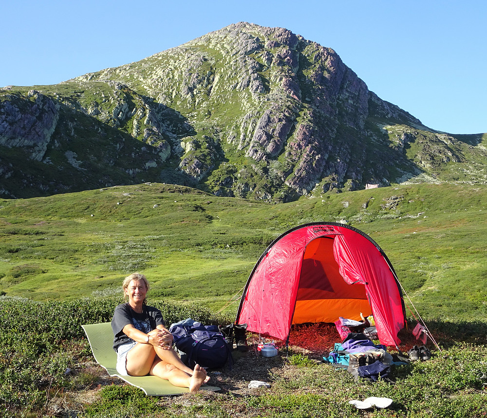 En absolutt brukbar teltplass. Vi har markert den med et lite reinsdyrhorn, så den skal være lett å finne for andre.