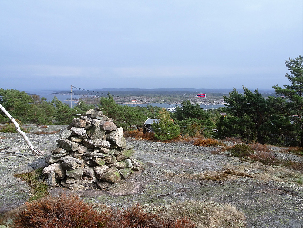 Toppen av Spjærøy ligger øverst i et hytteområde der det er mye spor etter tidligere tiders steinhugging, en viktig geskjeft på Hvaler i gamle dager.