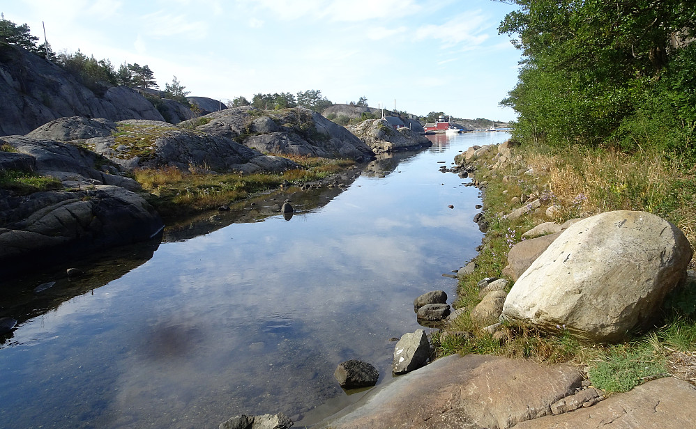 Seiløysund. Enkel vassing ved lavvann. Båter som ikke stikker for dypt kan passere, men må ofte dras gjennom.