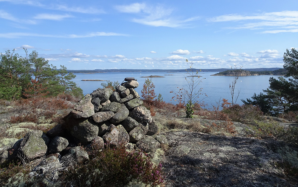 En av to varder på toppen.