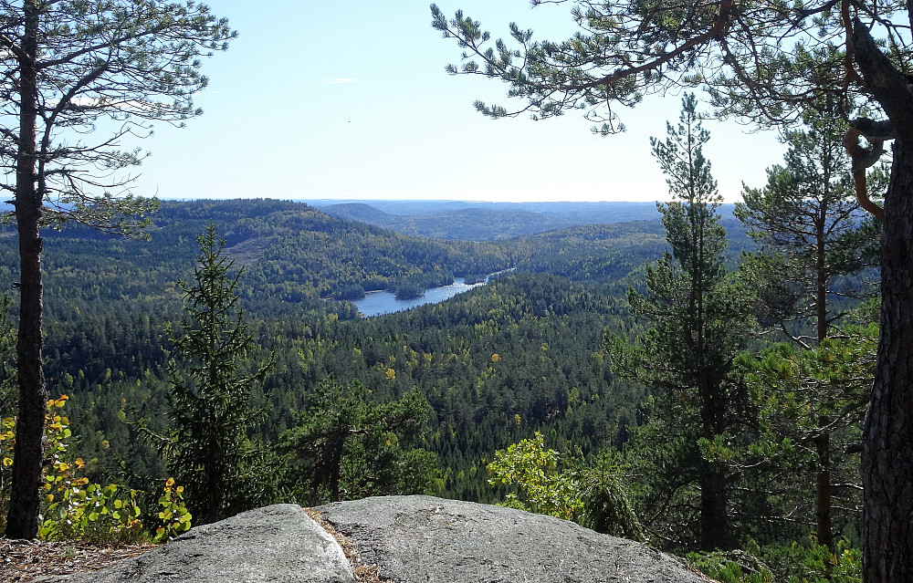 Fint utsiktspunkt på sydspissen av Barlindåsen. Ser ned til Trollsvann og helt ut i havet  