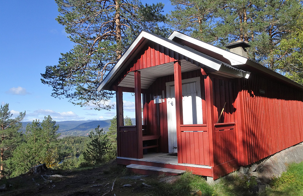 Hannevoldhytta ligger fint til med utsikt over Lågendalen