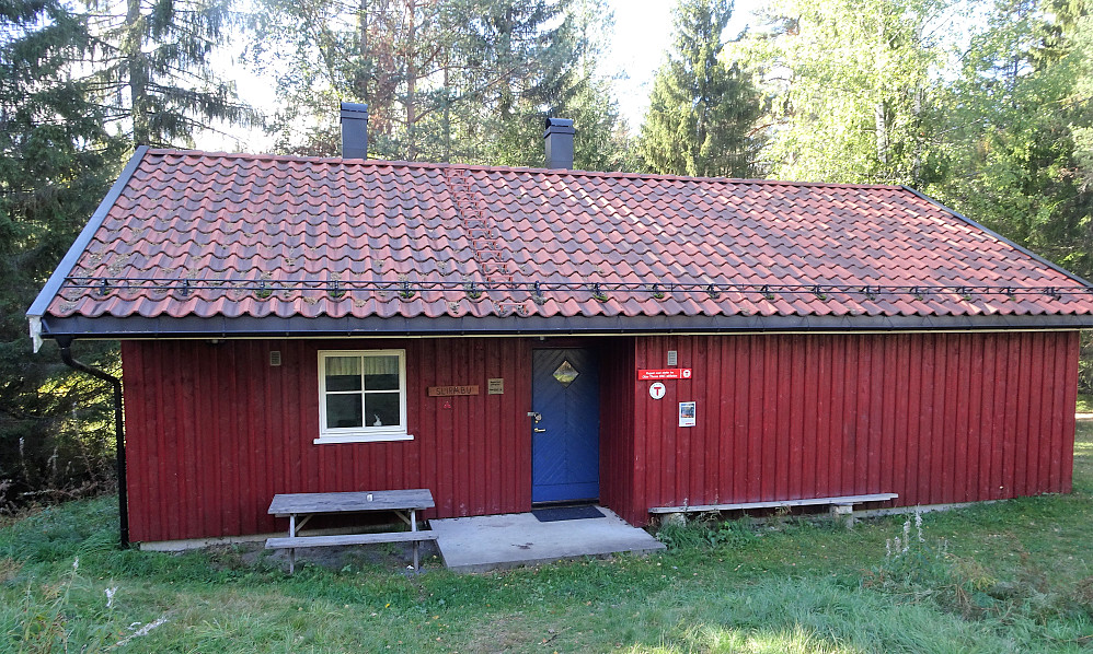 Heisetra overnattingshytte, ligger veldig skyggefullt til