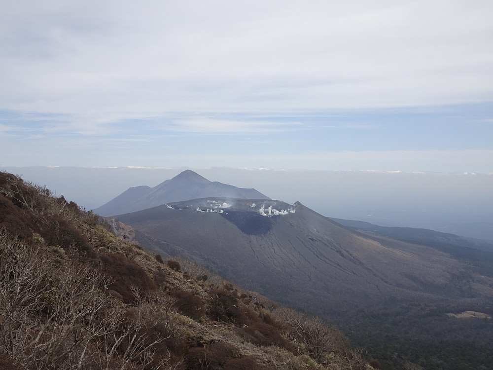 Utsikt mot Shinmoedake med vulkansk aktivitet og Takochiconomine lenger vekk, som vi gikk på senere