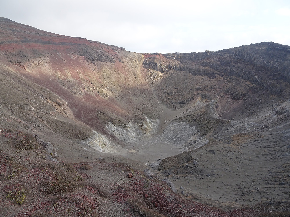 Det store krateret passeres omtrent halvveis oppe