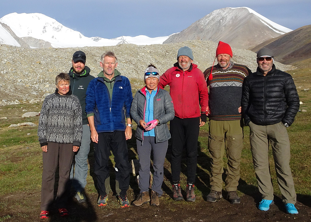 Gjengen  samlet i Basecamp etter vellykket bestigning.  Fra venstre Aud, Stian, Johnny, Gangaamaa, Petter B, Lars og Petter K