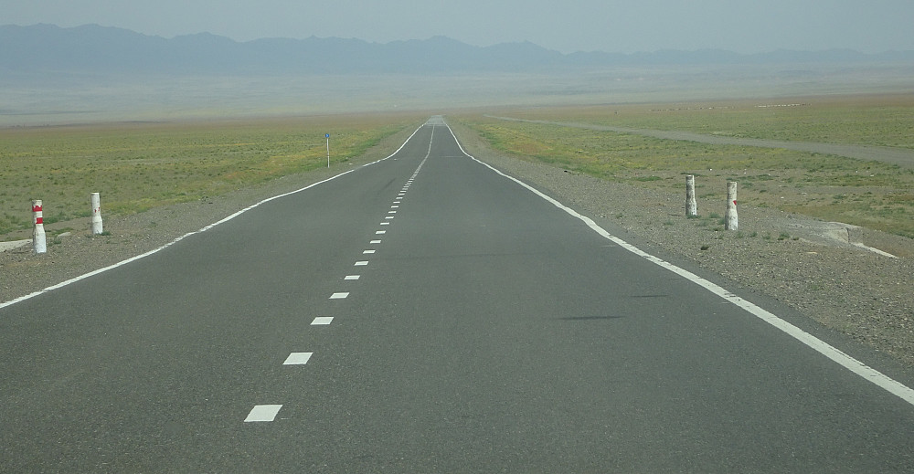 Det finnes asfalterte veier i Mongolia