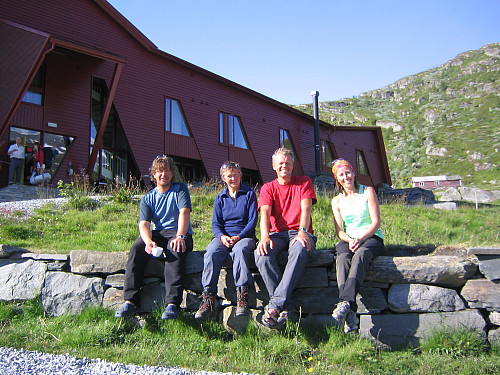 Fornøyd gruppe utenfor Turtagrø