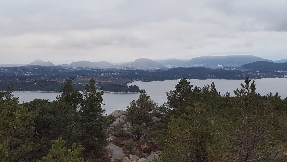 Utsikt fra Veten nordover mot Bergen. Fra venstre ser vi Lyderhorn, Damsgårdsfjellet og Løvstakken
