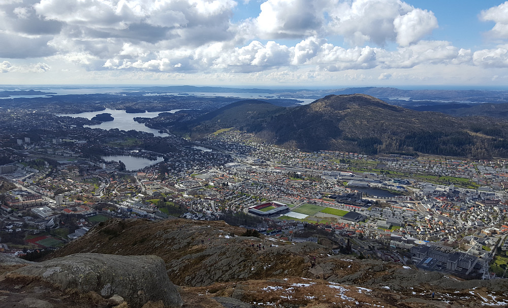 Fra Ulriken mot sørvest. Vi ser Brann Stadion nærmest og Løvstakken til høyre. Bakerst den langstrakte øya Sotra.