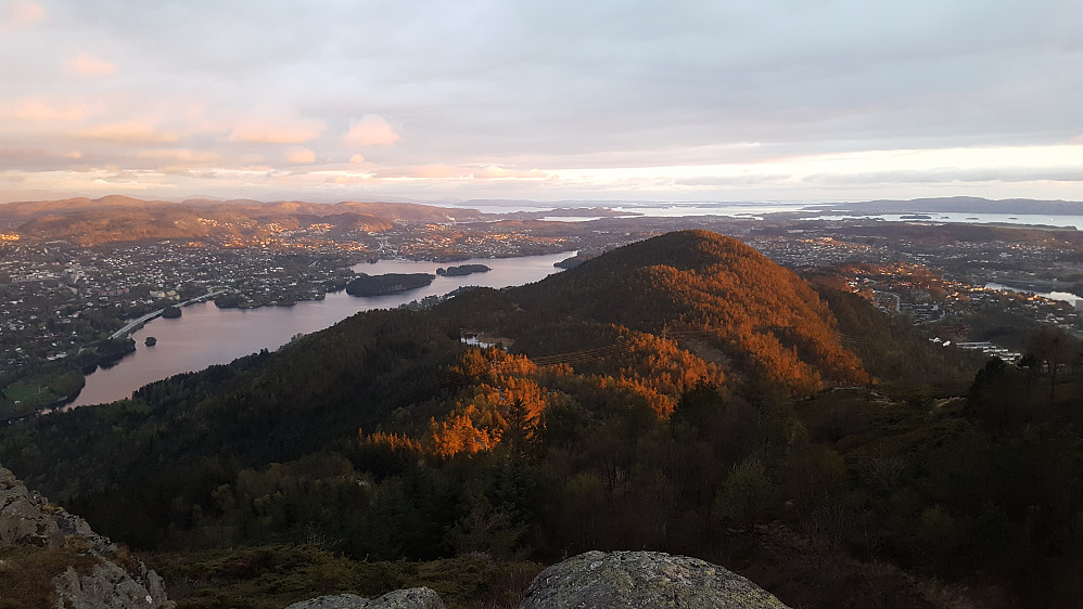 Gullsteinen med Nordåsvatnet vil venstre