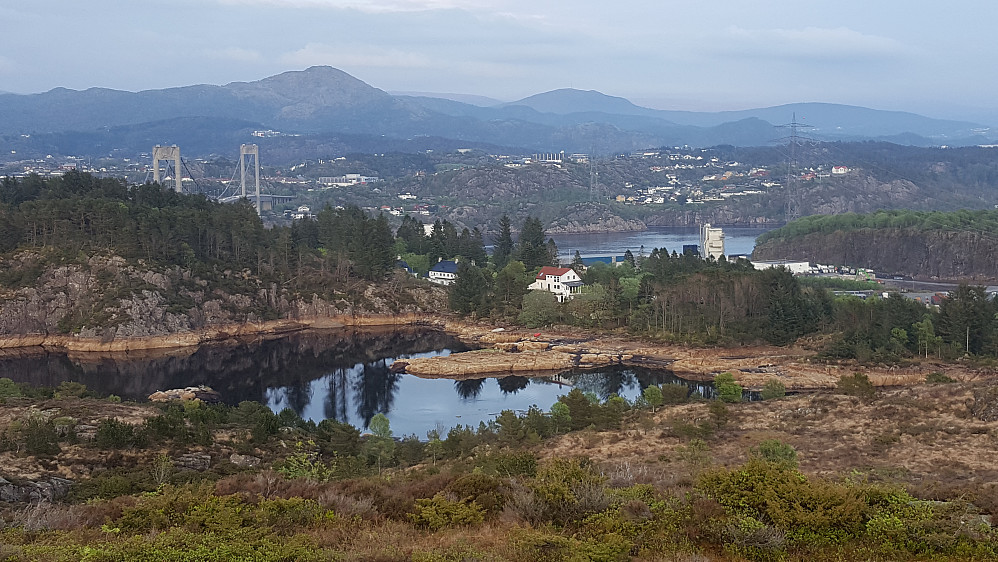 Fra Burdalsfjellet mot øst. Bak Sotrabrua ser vi Lyderhorn, og Løvstakken til høyre bakenfor.