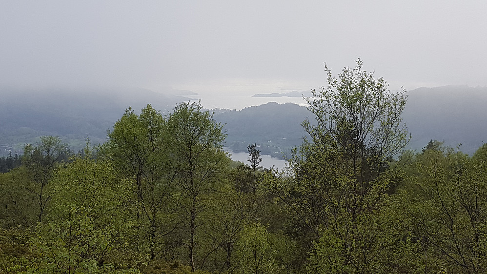 Fra Vardafjellet i Fana mot sørvest. Vi ser litt av Kalandsvatnet, og bak dette ligger Fanafjorden.