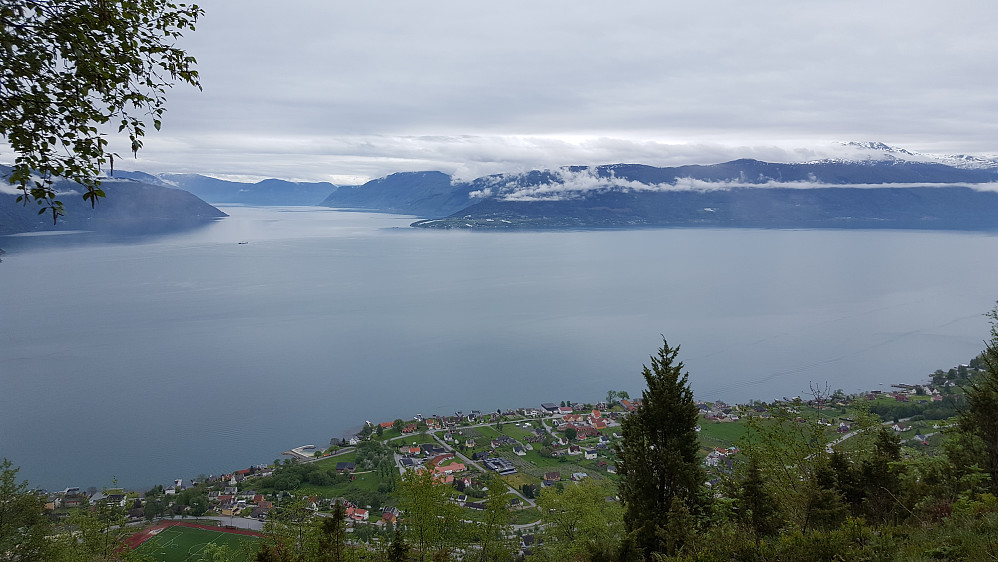 Utsikt fra Orrabenken (370 moh.). Balestrand nærmest. Vangsnes på andre siden av fjorden.