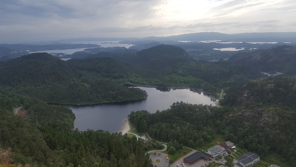 Utsikt sørvestover fra utsiktspunktet sør for Lyngbønipa. Tennebekktjernet nærmest.