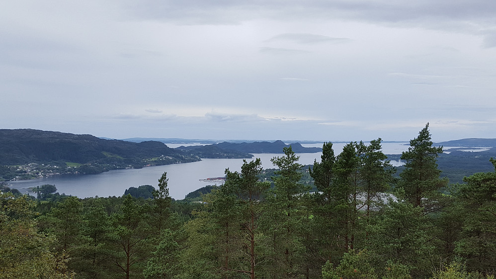 Fra Stendafjellet mot sørvest. Fanafjorden nærmest, med Korsneset midt i bildet.