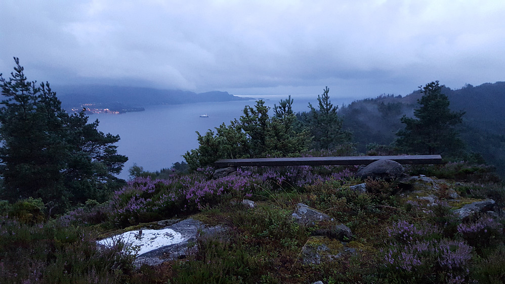 Fra Storåsen mot sør. Ferga er på vei over Fusafjorden til Venjaneset ved Fusa, til venstre i bildet. Bildet er tatt ca. kl. 22, så litt kornete.