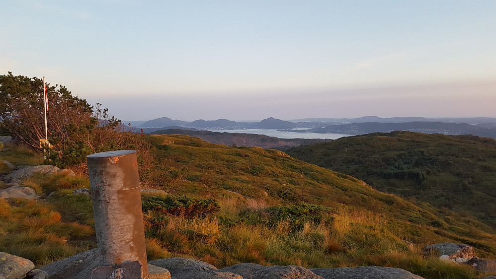 Fra trigpunktet på Tellevikafjellet mot sør. Vi ser Løvstakken, Damsgårdsfjellet, Gravdalsfjellet og Lyderhorn. Helt bakerst til høyre dukker Liatårnet på Sotra opp bak Askøy.