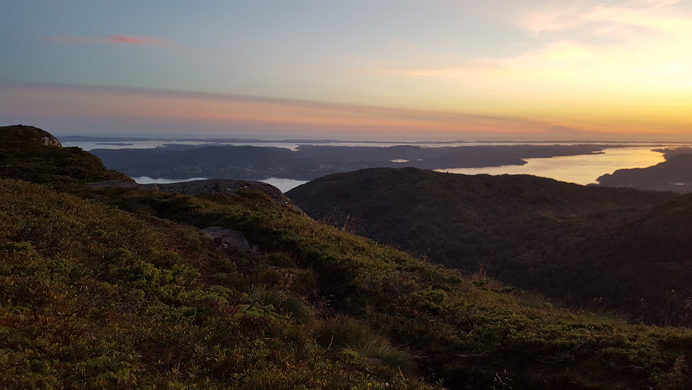 Utsikt mot vest fra ryggen opp til Høgstefjellet. Bak Nordgardsfjellet ser vi Askøy. Helt bakerst den langstrakte Øygarden.