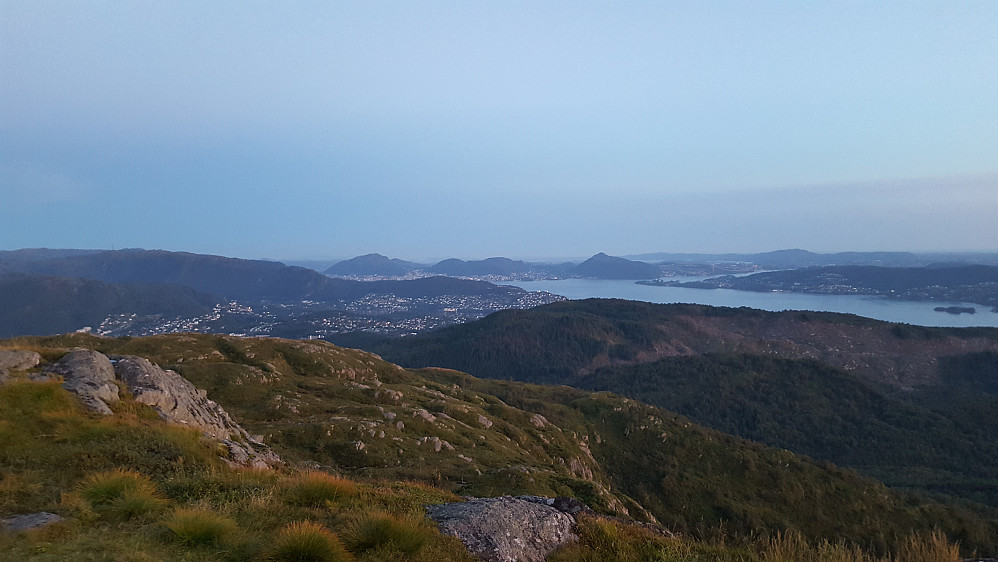 Fra Høgstefjellet mot sør. Det er mer enn 20 km til Liatårnet på Sotra, helt bakerst til høyre. Klokka har passert 21.30.