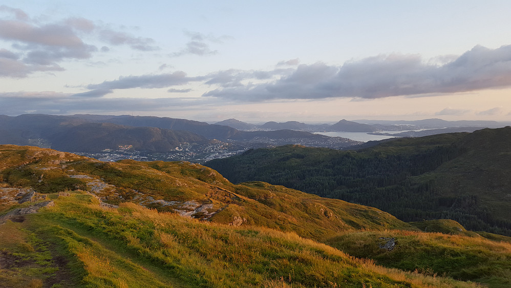 Fra Veten mot Bergen sentrum. Løvstakken bakerst i midten, med Lyderhorn et stykke til høyre. Liatårnet på Sotra helt bakerst til høyre.