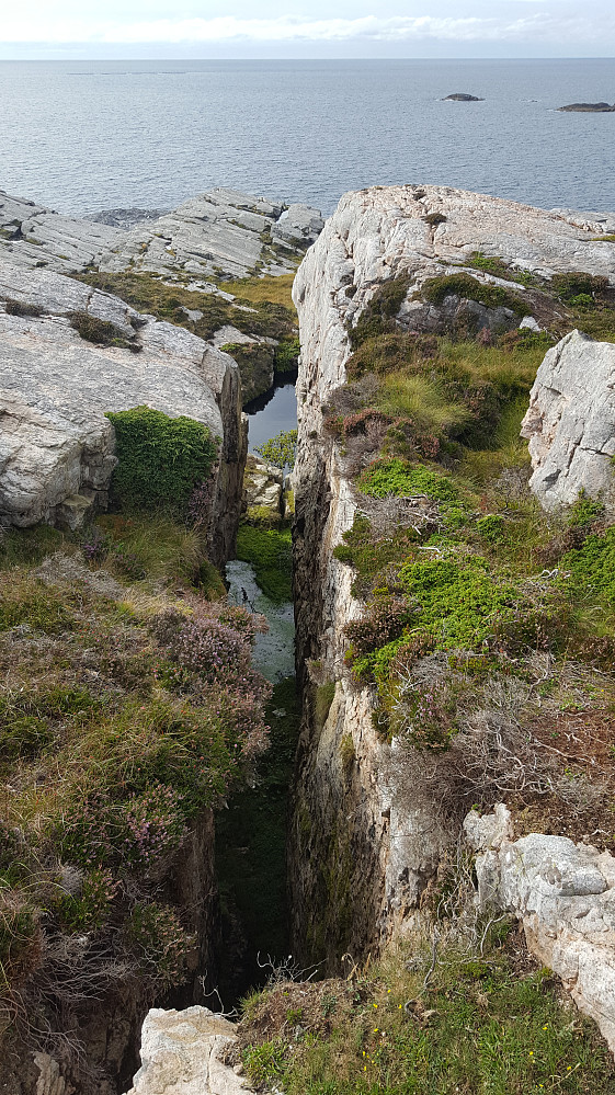 Vi fant flere små fjellsprekker, som var enkle å hoppe over.