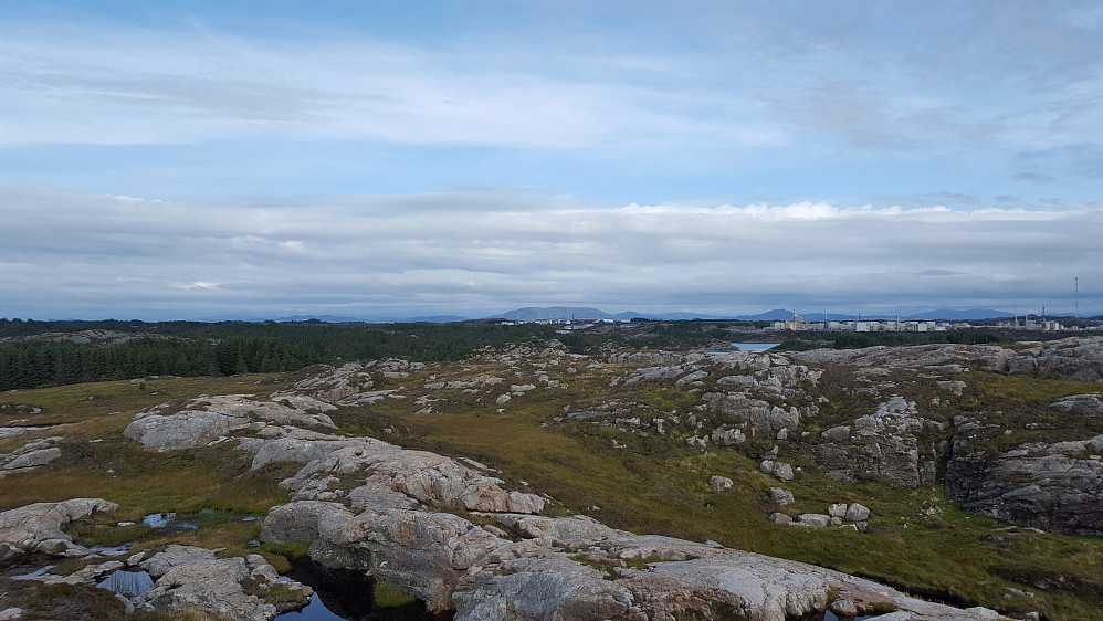 Fra Skogsøyna mot øst. Gassanlegget på Kollsnes til høyre.