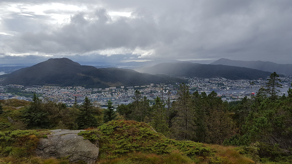 Fra Fjell-hytten på Midtfjellet mot vest. Løvstakken til venstre. Lyderhorn helt til høyre.