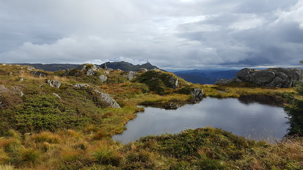 En liten pytt sørøst for Blåmanen Vest. Ulriken i bakgrunnen.
