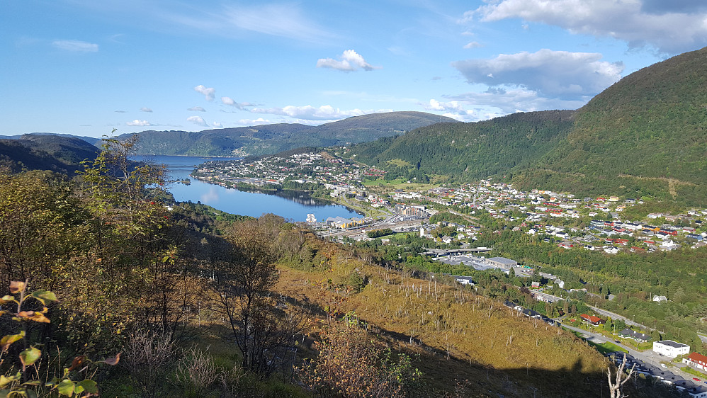 Fra Storenuvarden mot nord og Indre Arna. Øverst til høyre ses deler av Ådnanipa.