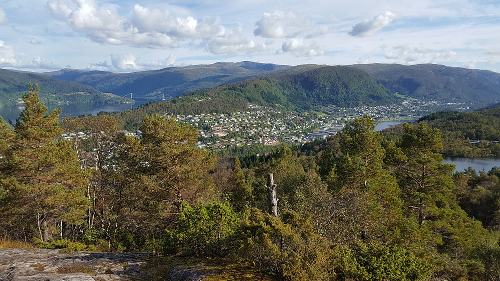 Fra Sjurstonipa mot sørøst. Ådnanipa til høyre. Osterøybrua til venstre. Gullfjellet bakerst i midten.