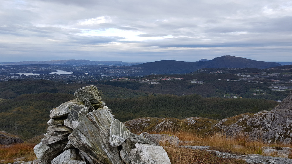 Fra Stordalsfjellet mot nordvest. Løvstakken helt til høyre, med Lyderhorn bakenfor. Liatårnet på Sotra bakerst til venstre.