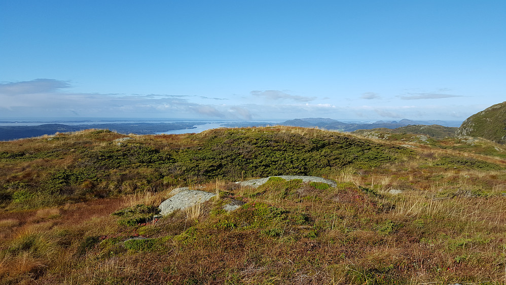 Herlig å være på tur i slikt vær. Fra Midtfjellet i Åsane mot nordvest. En del av Høgstefjellet ses helt til høyre.