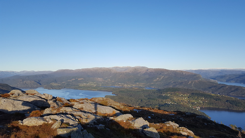 Fra Rødsfjellet mot øst. Eikelandsfjorden og Eikelandsosen bak til høyre. Tveitakvitingen bakerst i midten.