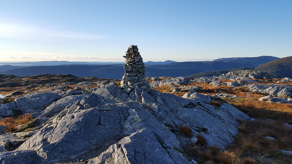 Fra Rødsfjellet mot nordvest. Til venstre langt bak skimtes Liatårnet på Sotra. Til høyre for varden Lyderhorn og Løvstakken. Ulriksmasten bak til høyre.