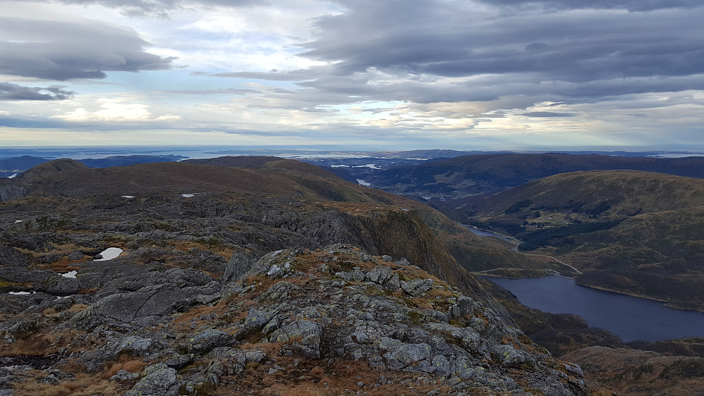 Fra Gullfjelltoppen mot sørvest. Svartavatnet til høyre med Osavatnet bak.
