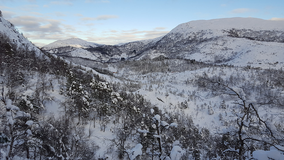 Vinterlig ved Gullbotn. Hananipa bakerst til venstre. Krånipa til høyre.