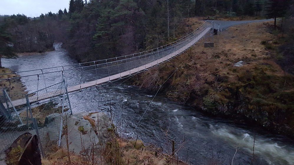 Knutabruo krysser Oselva.