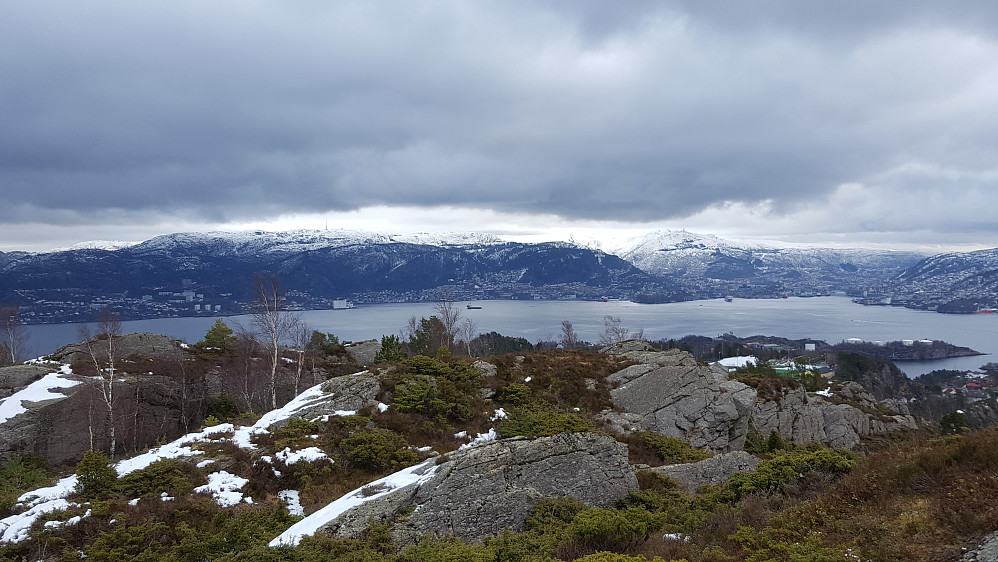 Fra Brikafjellet mot Bergen sentrum. Mastene på henholdsvis Rundemanen og Ulriken er synlig til venstre og høyre.