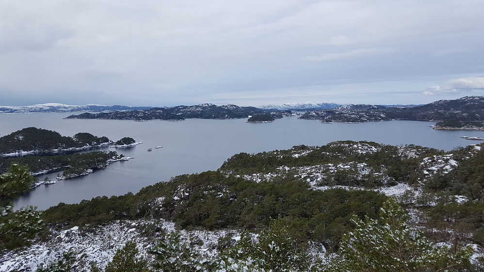 Fra Stora Stokkfjellet mot nordvest. Korsneset til venstre, på andre siden av Lysefjorden. Liatårnet på Sotra bakerst.