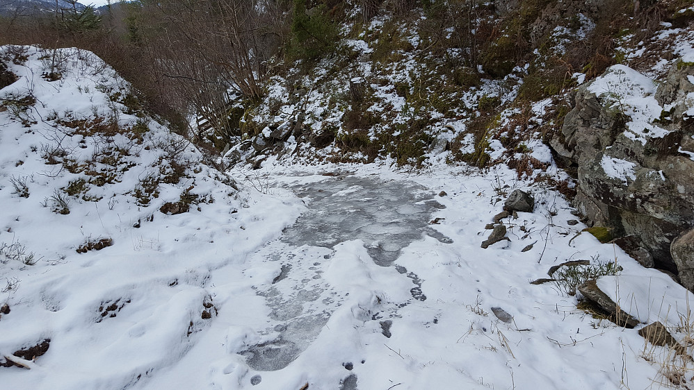 Til dels isete på vei opp til Stora Stokkfjellet. Enkelte steder var det snø oppå isen.