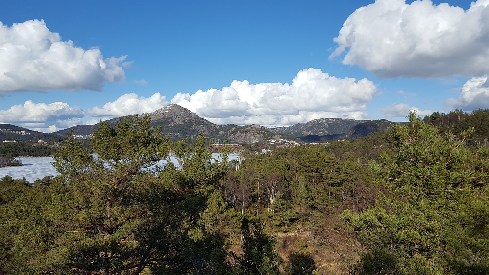 Lyderhorn bak det islagte Småvatnet. Rundemanen skimtes i bakgrunnen litt til høyre for midten.